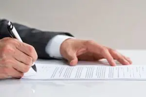 ¿Puedo negarme a firmar los papeles del divorcio?